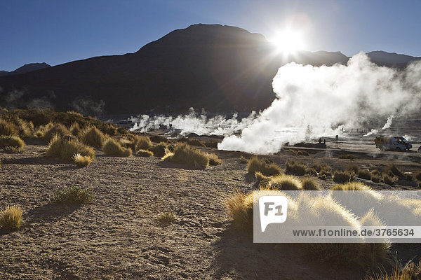 Bei Sonnenaufgang dampfen die heißen Quellen am stärksten  Tatio Geysire  RegiÛn de Antofagasta  Chile  Südamerika