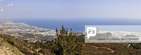 Blick auf die Gewächshäuser an der Küste bei Ierapetra  Kreta  Griechenland