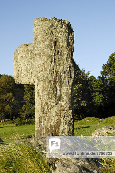 Frühchristliches,  beschädigtes Kreuz aus metamorphem Glimmerschiefer bei Glendalough,  Co wicklow Irland