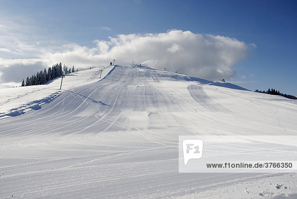 Frisch präparierte Skipiste mit Schneekanone im Skigebiet Wildschönau  Österreich