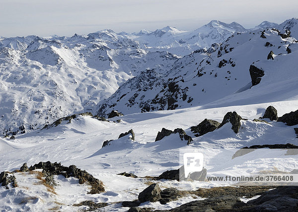 Verschneite Bergflanken im Hochgebirge  Glungezer Tuxer Alpen Tirol Österreich