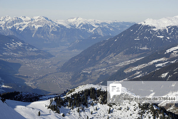 Winterliche Ansicht des schneefreien Zillertals  hinten Rofan Gebirge  Tirol Österrecih