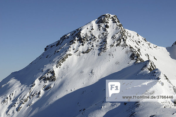 Schneebedeckter Gipfelaufbau des Torhelms in den Zillertaler alpen Tirol Österreich