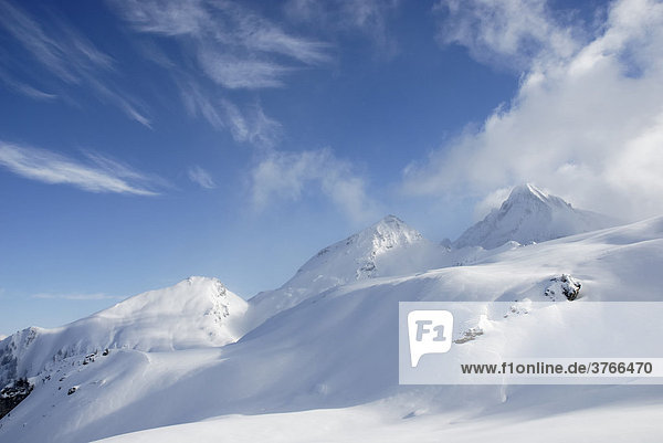 Frisch verschneite  unberührte Schneelandschaft in den Zillertaler Alpen mit Föhnwolkenstimmung Tirol Österreich