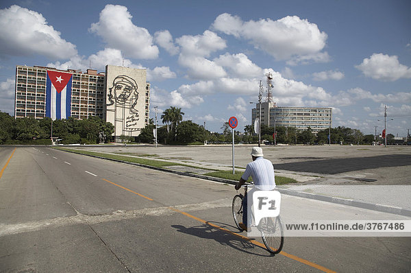 Kuba  Havanna  Radfahrer auf der Strasse