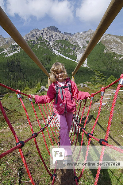 Kleines Mädchen  5 Jahre  geht über eine Seilbrücke im Stubaital  Tirol  Österreich