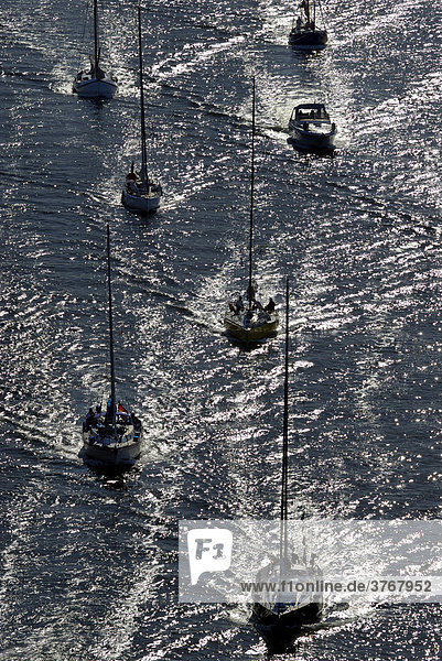 Segelboote auf dem Nord-Ostsee-Kanal  Kiel  Schleswig-Holstein  Deutschland
