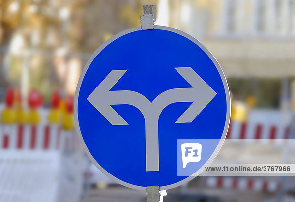 Verkehrsschild mit zwei Richtungspfeilen zur Umgehung einer Baustelle