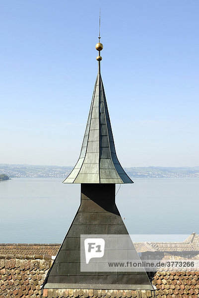 Rapperswil - Glockenturm des Klosters und der Zürichsee im Hintergrund - Kanton Sankt Gallen  Schweiz  Europa.