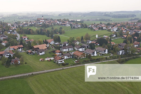 Typisches Dorf aus der Luft  Oberallgäu  Bayern  Deutschland