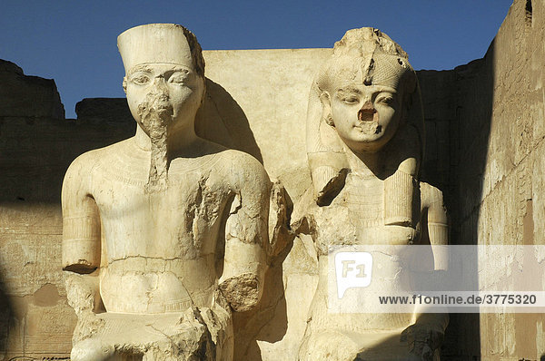Statuen eines Pharaonen-Paars auf einer Tempelanlage  Luxor  Aegypten  Afrika