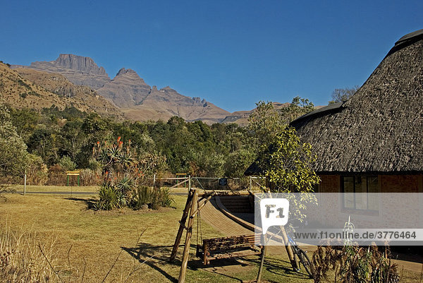 Lodge mit Blick auf Drakensberge Südafrika  Afrika