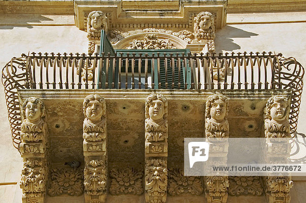 Barocker Balkon in Noto  schönste sizilianische Barockstätte  UNESCO Weltkulturerbe  Noto  Sizilien  Italien