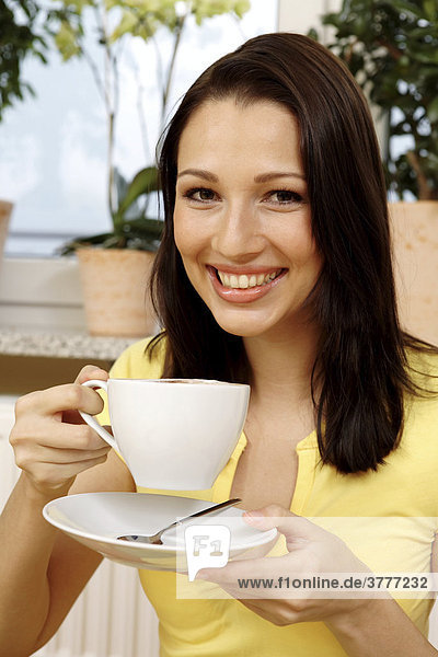 Junge Frau mit Milchkaffee