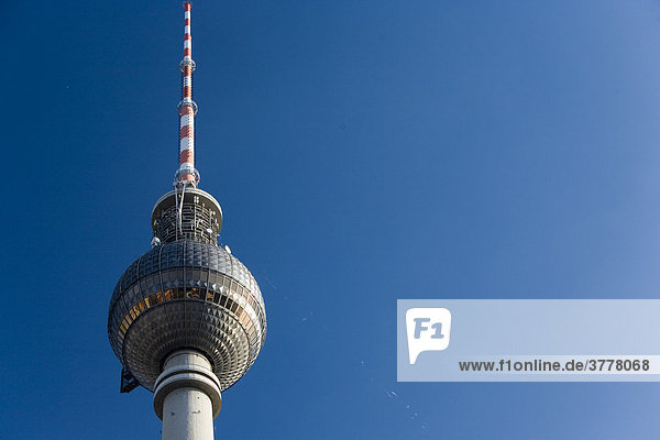 Der Fernsehturm am Alexanderplatz in Mitte  Berlin  Deutschland