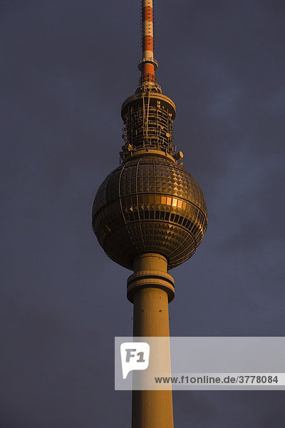 Der Fernsehturm nach einem Gewitter  kurz vor Sonnenuntergang  Alexanderplatz  Berlin  Deutschland