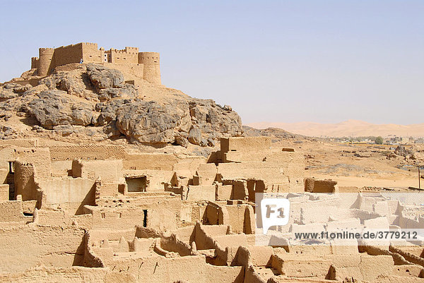 Alte Mauern aus Lehm mit Fort Koukemen oberhalb der Altstadt Ghat Fessan Libyen