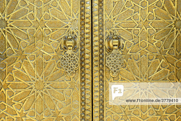 Kunstvoll gestaltetes orientalisches Portal aus Messing Dar el-Makhzen Place des Alaouites Fes El-Jdid Marokko