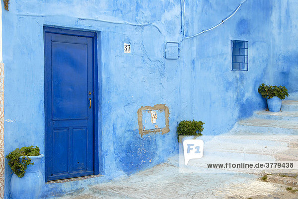 Blaue Tür in blauer Mauer mit Treppe Kasbah des Oudaias Rabat Marokko