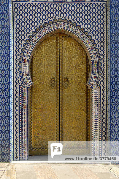 Kunstvoll gestaltetes orientalisches Portal Dar el-Makhzen Place des Alaouites Fes El-Jdid Marokko