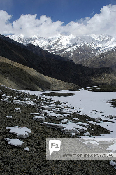 Schneereste im Hochgebirge Phu Nar-Phu Annapurna Region Nepal