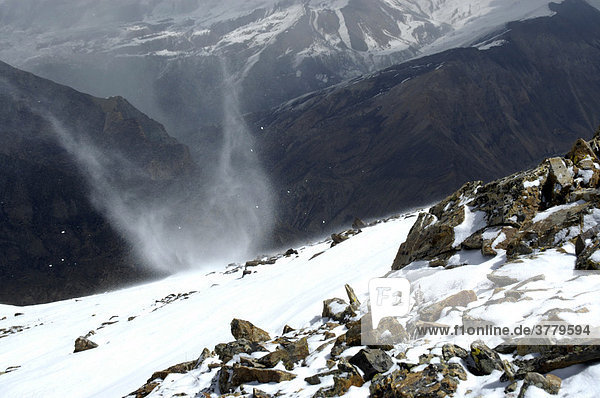 Windhose wirbelt Schnee auf 5237 m hohem Berggipfel Phu Nar-Phu Annapurna Region Nepal
