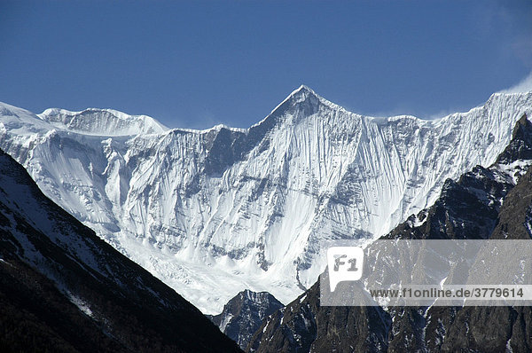 Blick auf das eisbedeckte Gebirgsmassiv des Annapurna II und Lamjung Himal Nar-Phu Annapurna Region Nepal