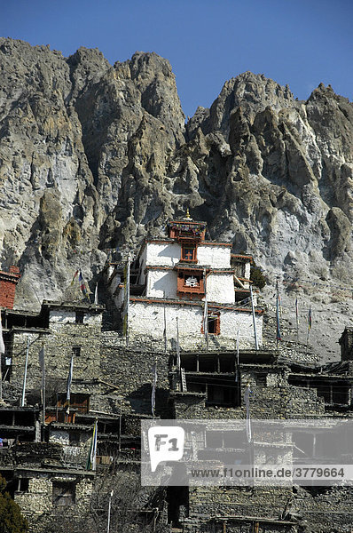 Dorf klebt am Hang unter Felsen mit alten Kloster Braga Gompa Annapurna Region Nepal