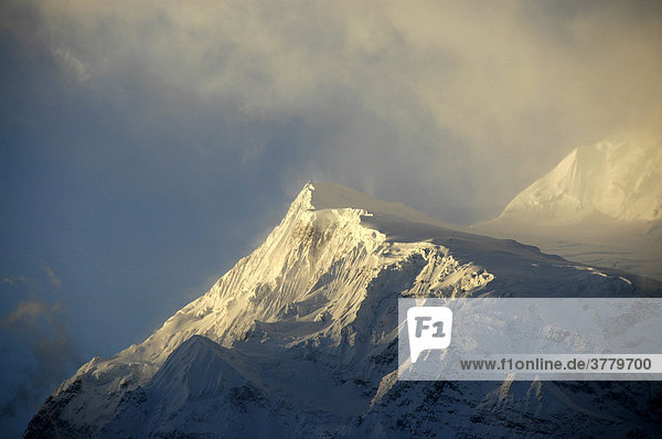 Eisbedeckte Bergspitze im Morgennebel bei Manang Annapurna Region Nepal