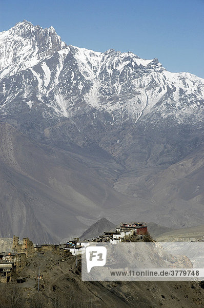 Dorf Jharkot kauert unter schneebedeckten hohen Bergen Mustang Annapurna Region Nepal