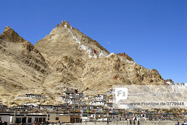 Altes Fort Dzong auf dem Berg und Kloster mit traditionellem Dorf Shegar Tibet China
