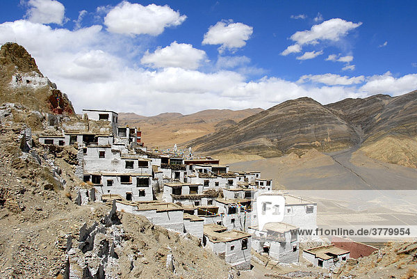 Berg und Kloster Shegar mit weiß getünchten Mauern am Hang Tibet China