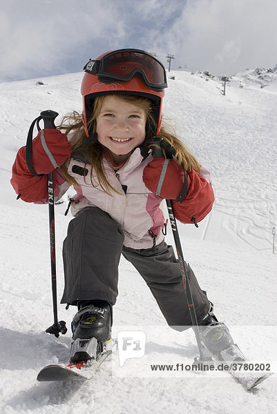 Mädchen mit Helm beim Skifahren