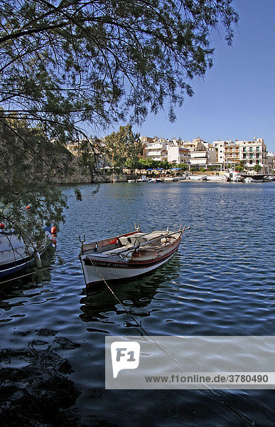 Fischerboot  Anker  Hafen  ruhiger See  Agios Nikolaos  Kreta  Griechenland
