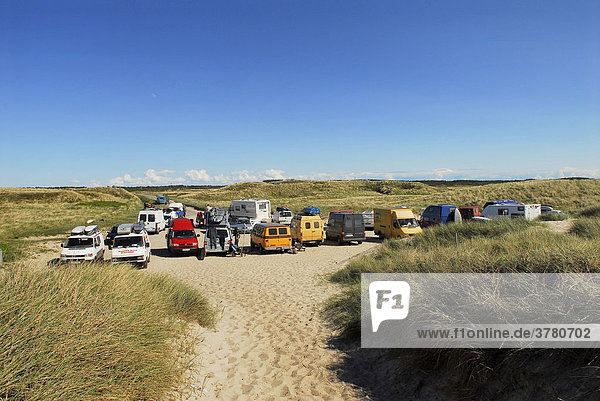 Parkplatz für Wohnmobile in den Dünen am Meer