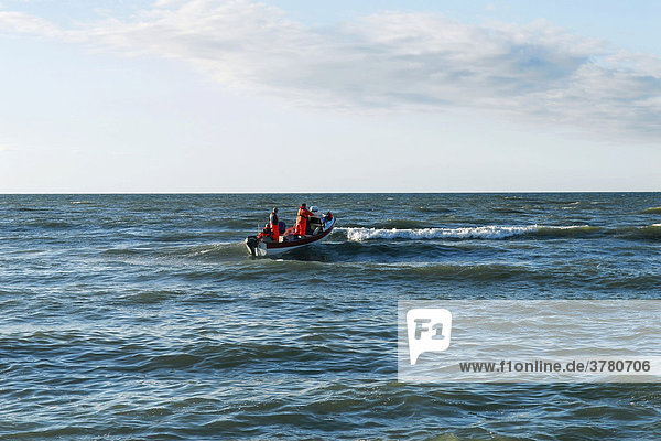 Fischer mit Fischerboot fahren auf dem offnem Meer