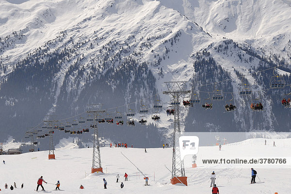 Sessellift mit Skifahrern und Snowboardern  Veysonnaz  4 Valleez  Wallis  Schweiz