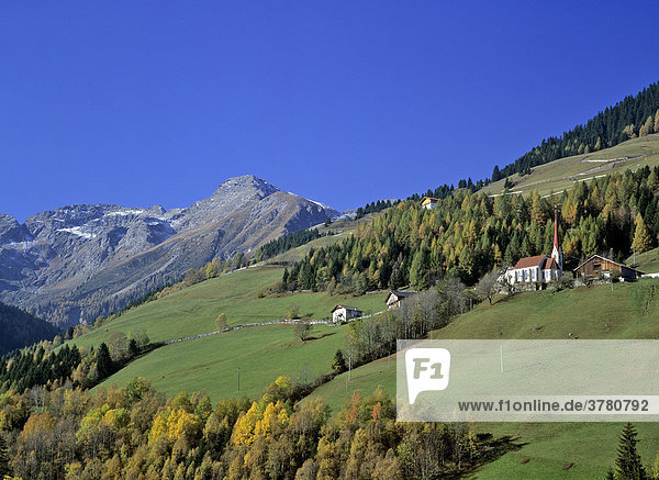 Blick auf den Ort St Johann im Walde  Weißenbach (Riobianco)  Pensertal  Südtirol  Italien
