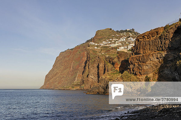 Blick über die Küste zu den Klippen von Cabo Girao  Camara de Lobos  Madeira  Portugal