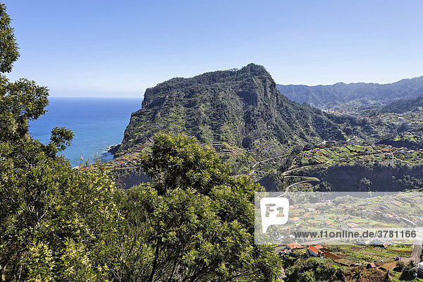 Der Adlerfelsen und im Vordergrund der Ort Faial  Madeira  Portugal