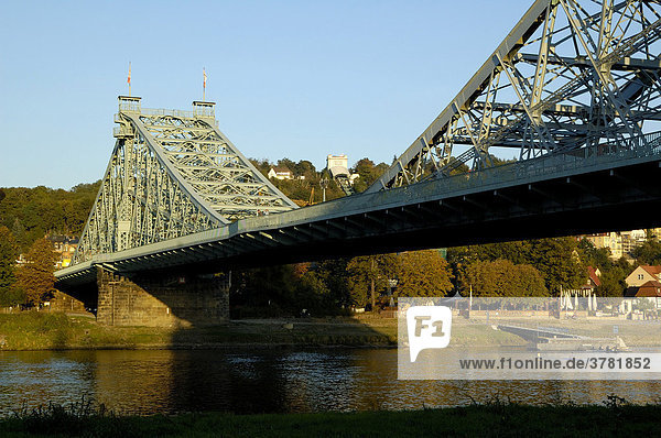 Brücke Blaues Wunder über Elbe Dresden Sachsen Deutschland
