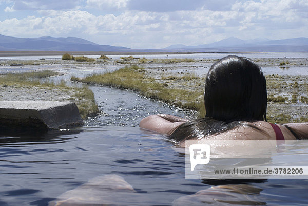Junge Frau badet in Termalquellen  Hochland von Uyuni  Bolivien