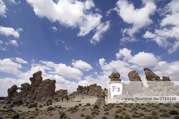 Felsebrocken vor blau-weißem Himmel  Hochland von Uyuni  Bolivien