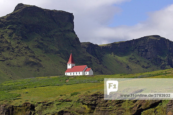 Kirche von Vik in Südisland mit Felslandschaft - Vik  Südisland  Island  Europa