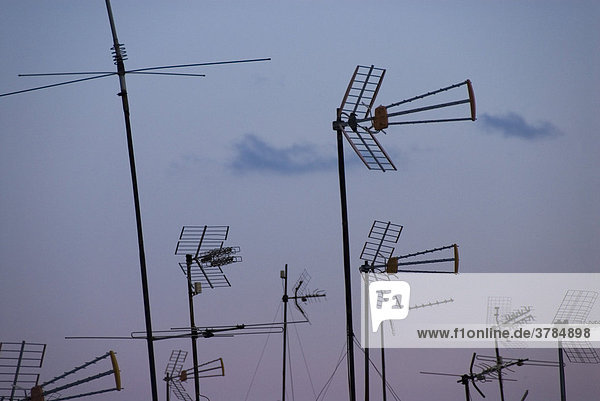 Antennen in der Abenddämmerung  Barcelona  Spanien