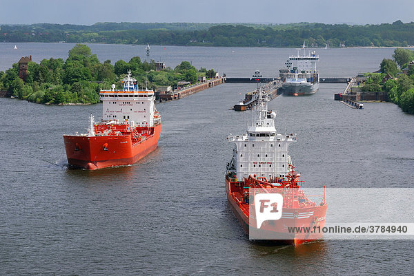 Tankschiffe nach der Passage durch die Schleuse Holtenau  Nord-Ostsee-Kanal  Kiel  Schleswig-Holstein  Deutschland