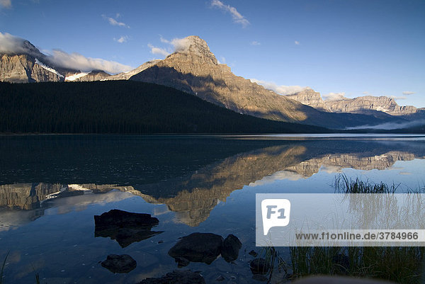 Morgendliche Spiegelung des Mount Chephren im Lower Waterfowl Lake  Waputik Mountains  Banff Nationalpark  Alberta  Kanada