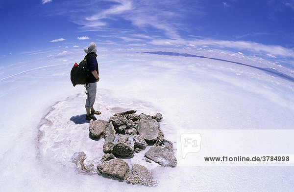 Frau an einer Felsinsel auf dem Salzsee Salar de Uyuni  Potosi  Bolivien