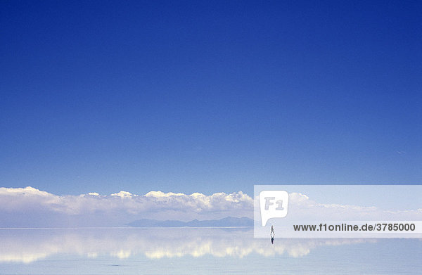 Wanderer auf dem Salzsee Salar de Uyuni  Potosi  Bolivien