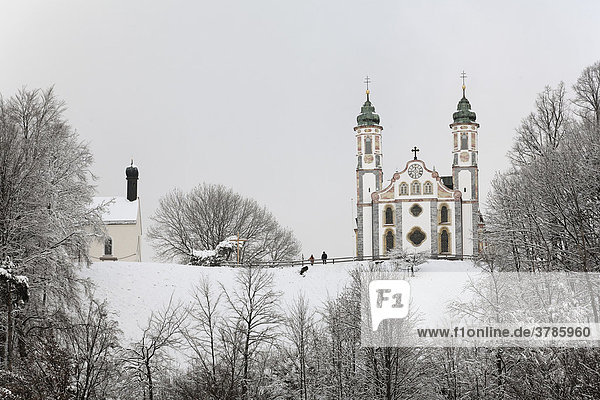 Kalvarienberg mit der Heilig-Kreuz-Kirche in Bad Tölz  Oberbayern  Deutschland